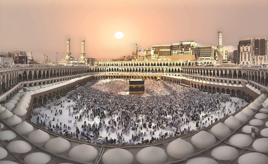 المعتمرون حول الكعبة المشرفة في المسجد الحرام